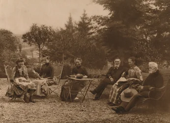 Un gruppo di uomini e donne seduti a parlare a un tavolo, 1937