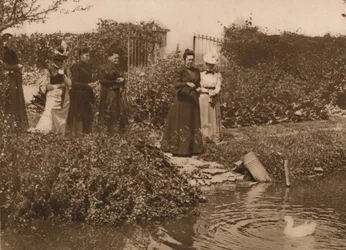 Un gruppo di donne vicino a uno stagno di anatre, 1937