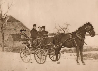 Uomini e donne in una carrozza trainata da cavalli, 1937