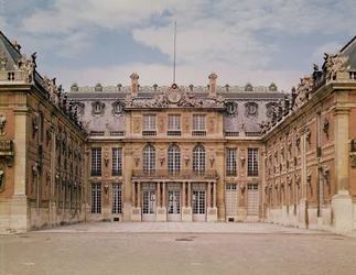 Il cortile di Luigi XIII, o il cortile di marmo, ristrutturato da Le Vau in c.1630