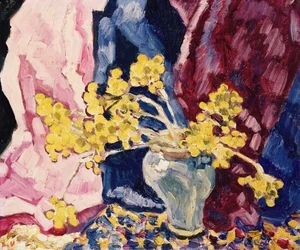 Vaso blu, fiori gialli e tende, c.1938