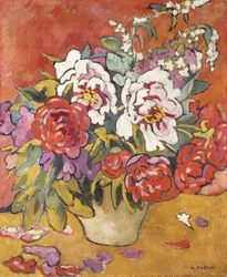 Peonie in una Brocca su Sfondo Rosso