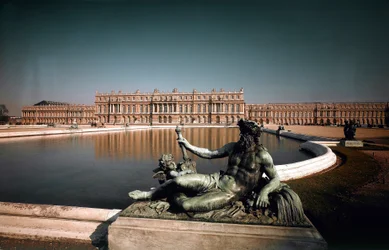 Vista della facciata e delle fontane del parco del castello di Versailles. Creato dagli architetti Louis Le Vau (1612-1670) e Jules Hardouin Mansart (1646-1708) 1668-1684 Castelli di Versailles e Trianon, Versailles