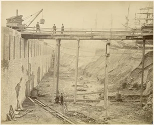 Costruzione del bacino ampliato di Limehouse, Londra, maggio 1869