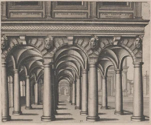 Sala aperta sostenuta da colonne toscane con una piazza sulla destra