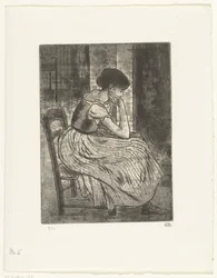 Giovane donna seduta vicino a un camino