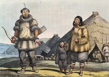 Famiglia Chukchi davanti a una capanna, Stretto di Bering, Russia