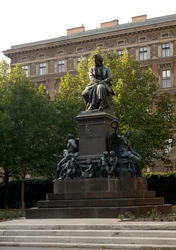Monumento in omaggio al compositore tedesco Ludwig van Beethoven realizzato da Kaspar von Zumbusch. Vienna, Austria