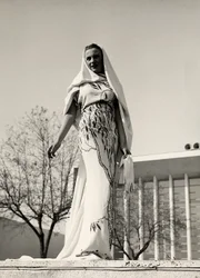Modella in abito da sera con tessuto a stampa floreale, creato dalla casa di moda "Lamma". L