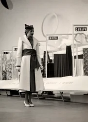 Modella in un cappotto creato dalla casa di moda "Lamma"