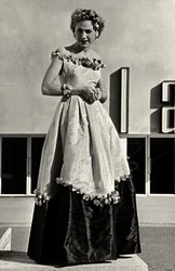 Modella in abito da ballo creato dalla casa di moda "Graldi". L