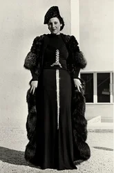 Modella in abito da sera creato dalla casa di moda italiana "Dragoni"