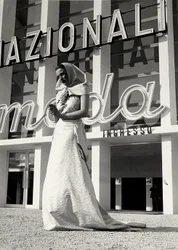 Modella in abito da sposa creato dalla casa di moda "Lamma"