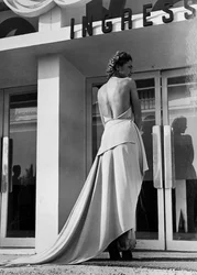 Modella vista di spalle indossa un abito da sera creato dalla casa di moda "Graldi"