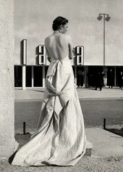 Modella vista di spalle indossa un abito da sera creato dalla casa di moda "Lamma"