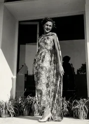 Modella indossa un lungo abito con motivo floreale creato dalla casa di moda 