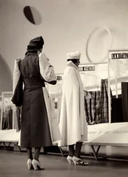 Due modelle viste di spalle indossano creazioni della casa di moda "Lamma"