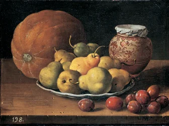 Pere su un piatto, un melone, prugne e un vaso decorato su un ripiano di legno