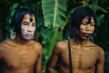 Uomini della tribù Emberá, un popolo indigeno ai margini di una giungla, Panama