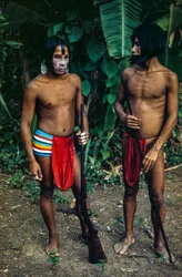 Uomini della tribù Emberá, un popolo indigeno ai margini di una giungla, Panama
