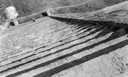 Gradini che salgono alla rovina monumentale Maya, piramide di Chichen Itza, 1936
