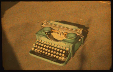 Natura morta, fotografia a colori di una macchina da scrivere scattata con Autochrome Lumière e una fotocamera 35mm