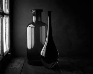 Eleganti bottiglie illuminate dalla luce della finestra