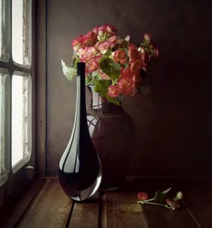 Luce da finestra con fiori rosa