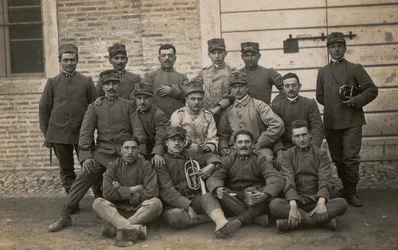 Album "The GM R. Army (Prima Guerra Mondiale)": soldati del 36º Reggimento di Fanteria con due trombettieri