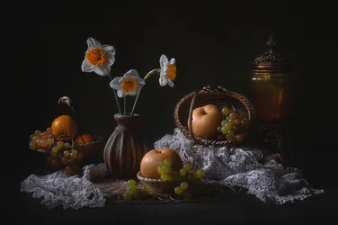 Natura morta con narcisi e frutta