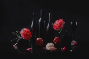 Elegante natura morta scura