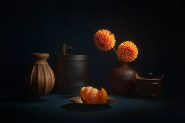 Natura morta con dalia arancione