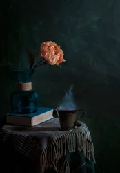 Peonia e tazza fumante