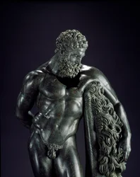 Arte greca: «Eracle a riposo», dettaglio. Scultura in bronzo attribuita a Lisippo di Sicione (395-305 a.C.), IV secolo a.C. Dal Santuario di Ercole Curino, Sulmona. Museo Nazionale Archeologico, Chieti, Italia