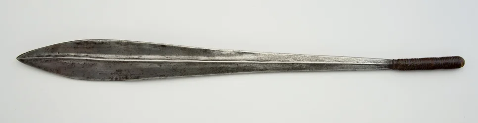 Ol alem, spada (ferro, legno e cuoio)