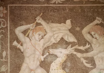 La caccia al cervo, particolare dei cacciatori, dalla "Casa del rapimento di Elena" (mosaico)