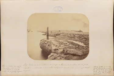 Studio del lato interno della barriera corallina di Pernambuco, guardando verso nord e mostrando il muro artificiale costruito per proteggere il porto.