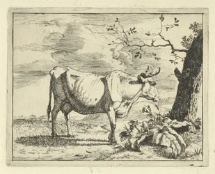 Mucca in piedi vicino a un albero