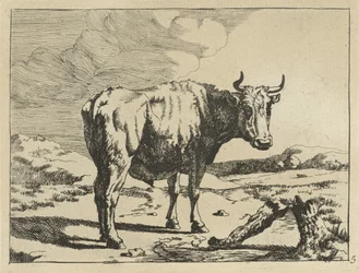 Toro in piedi vicino a un ceppo d