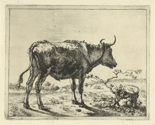 Toro in piedi vicino a un ceppo d