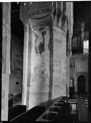 Particolare delle pitture murali medievali sulla colonna di un arco nella navata della chiesa cattedrale