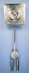 Orologio da parete di Margaret Gilmour (1860-1942), decorato in repoussé con disegni celtici intrecciati