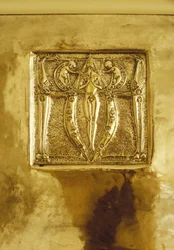 Mobili progettati per No. 120 Mains Street, Glasgow, Placca metallica a sbalzo originariamente sopra il camino, c.1900