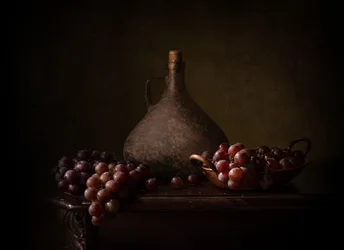 Natura morta con uva scura