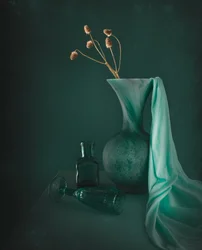 Elegante natura morta in verde acqua