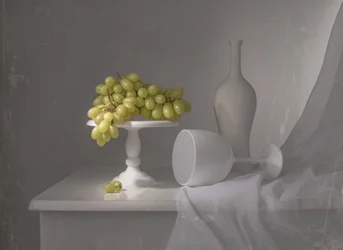 Elegante natura morta con uva bianca