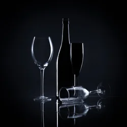 Elegante natura morta con vino