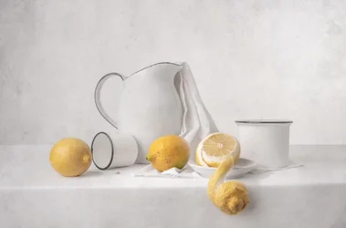 Natura morta con limoni freschi