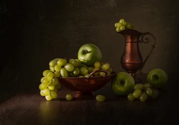 Natura morta con uva verde e rame