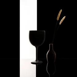 Natura morta minimalista in bianco e nero